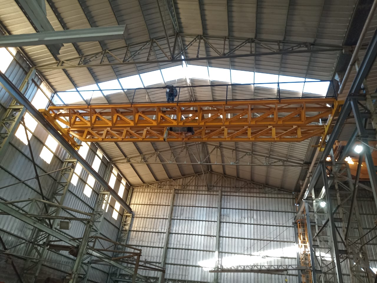 Montaje de nuevo Puente Grúa de 5 Tn en Nave 2 de nuestras instalaciones.